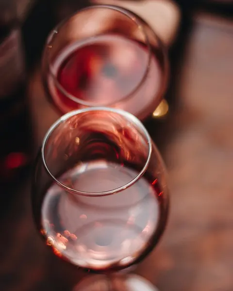 Zwei Gläser Rosato, von oben gesehen, in warmem Abendlicht
